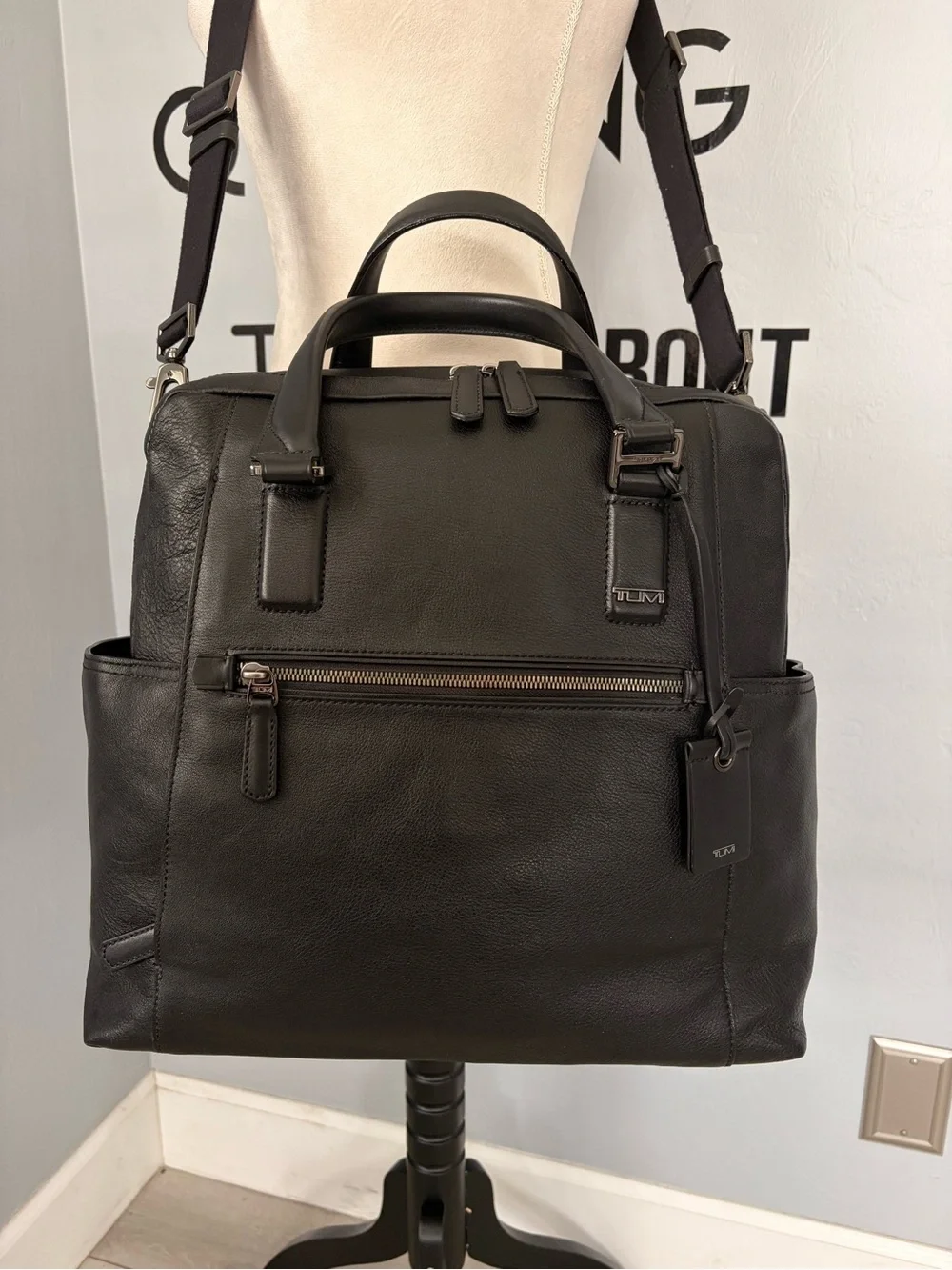 NWOT Tumi Beacon Hill Smith Jetsetter Leather Bag with Adjustable Shoulder Strap